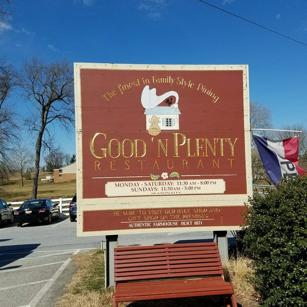 2/19/2017 tarihinde Nina C.ziyaretçi tarafından Good &#39;N Plenty Restaurant'de çekilen fotoğraf