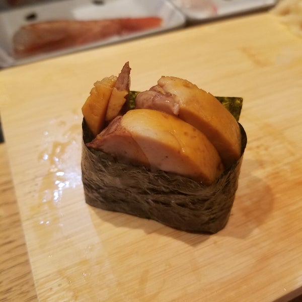 Foto scattata a Tanoshi Sushi da Nina C. il 7/31/2019