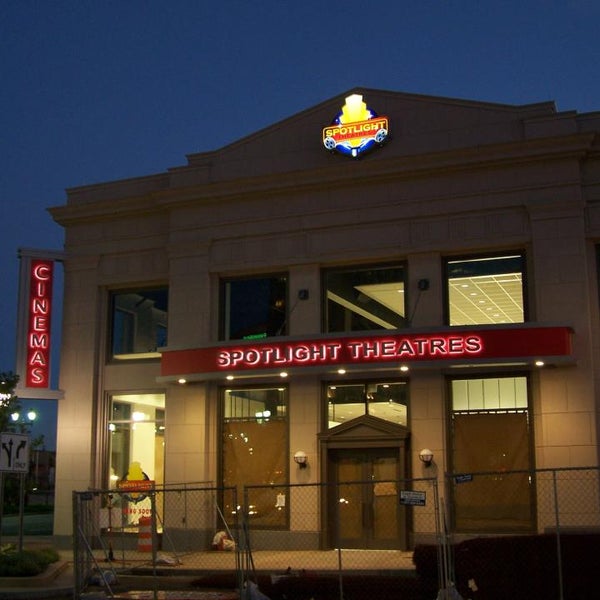 Photo prise au Spotlight Theatres Front Street 4 Theatre &amp; Bistro par Chris D. le11/20/2012