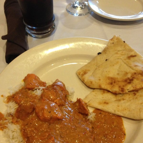 6/23/2013 tarihinde Meeta B.ziyaretçi tarafından Mogul Indian Restaurant'de çekilen fotoğraf