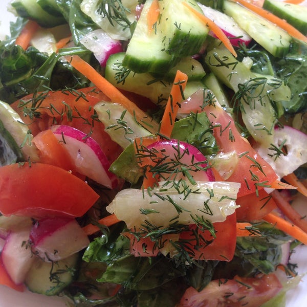 Салат из свежих сезонных овощей прекрасен!!!