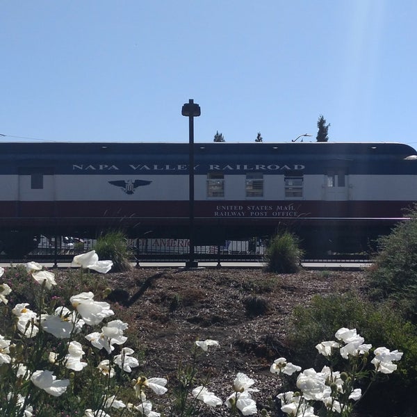 รูปภาพถ่ายที่ Napa Valley Wine Train โดย Mark&#39;O B. เมื่อ 5/27/2018