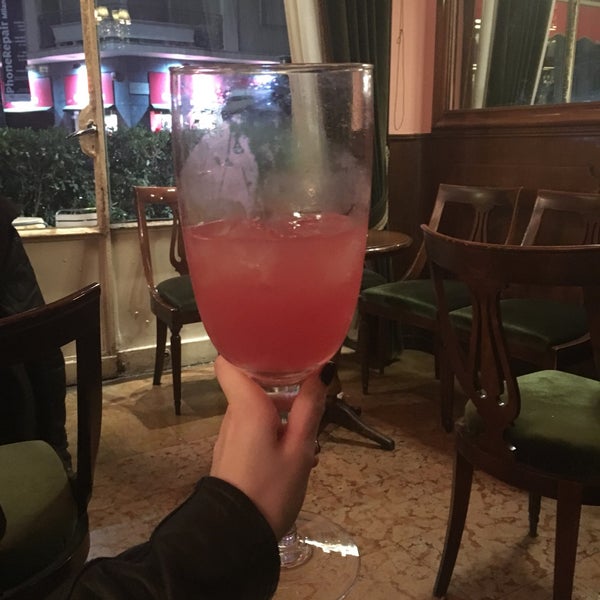 Заказывайте коктейль в их фирменных huge glasses 😏 Девочкам (скорее всего) понравится с добавлением грейпфрута