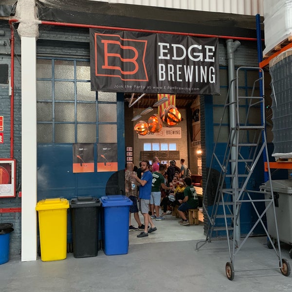 Foto diambil di Edge Brewing oleh Miguel F. pada 9/29/2018