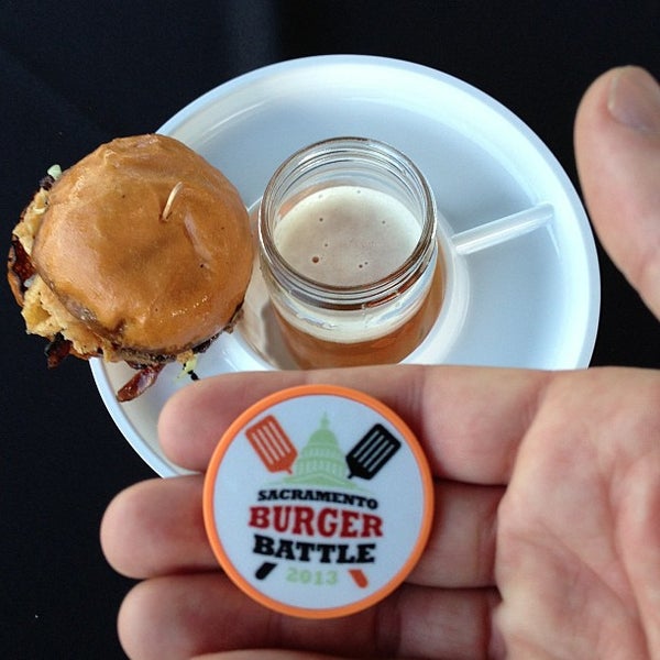 Foto scattata a Sacramento Burger Battle 2015 da Don S. il 9/19/2013