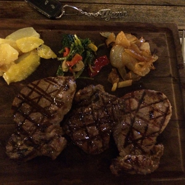 รูปภาพถ่ายที่ Rafine Mutfak Steakhouse โดย Tugay G. เมื่อ 8/21/2015