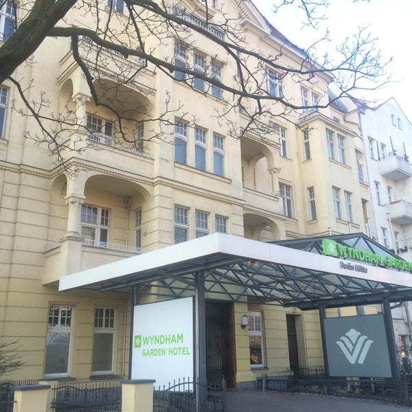 Standard 4* hotel, in a quiet neighborhood. 15' walk from central station "Gesundbrunnen". Spacious rooms, good amenities. Lack of kettle and coffee / tea within room.