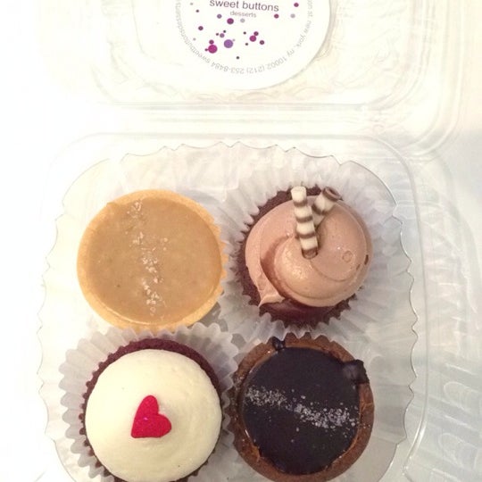 Foto scattata a Sweet Buttons Desserts da Hoyin T. il 4/23/2014