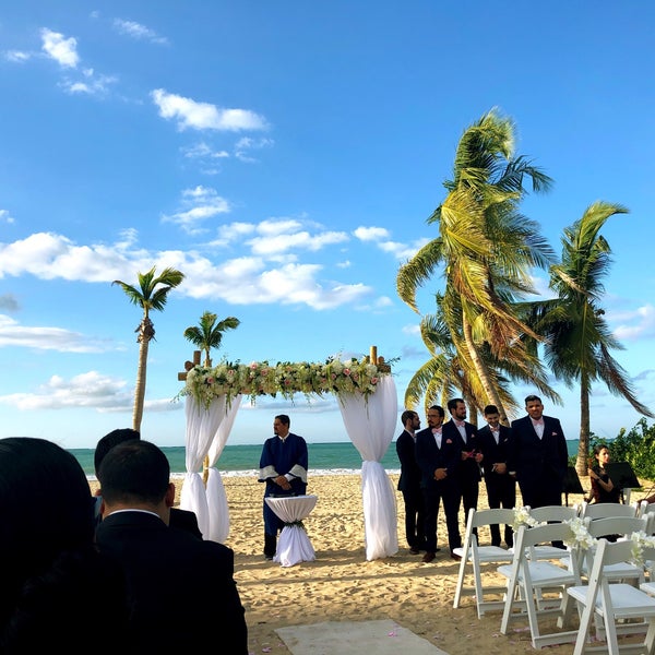Foto diambil di Courtyard by Marriott Isla Verde Beach Resort oleh Hoyin T. pada 3/3/2018