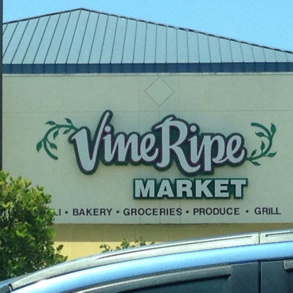 รูปภาพถ่ายที่ Vine Ripe Market โดย Candy D. เมื่อ 7/31/2014