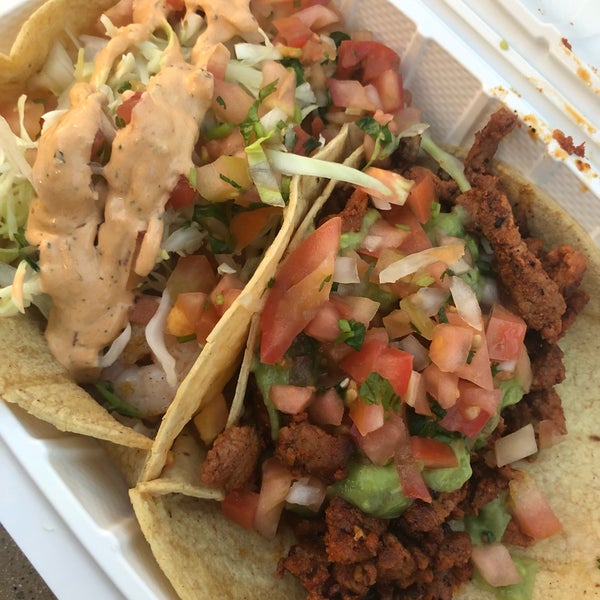 Foto diambil di Roberto&#39;s Mexican Food oleh Jenn P. pada 5/18/2019