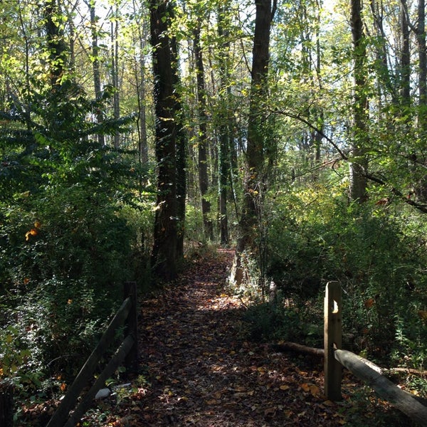 Das Foto wurde bei Audubon Naturalist Society - Woodend Nature Sanctuary von Liz R. am 10/26/2013 aufgenommen