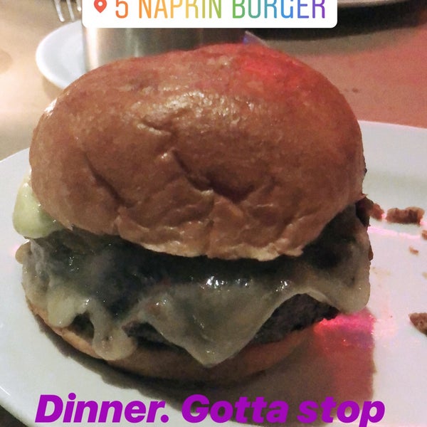 6/23/2018 tarihinde Ron Z.ziyaretçi tarafından 5 Napkin Burger'de çekilen fotoğraf