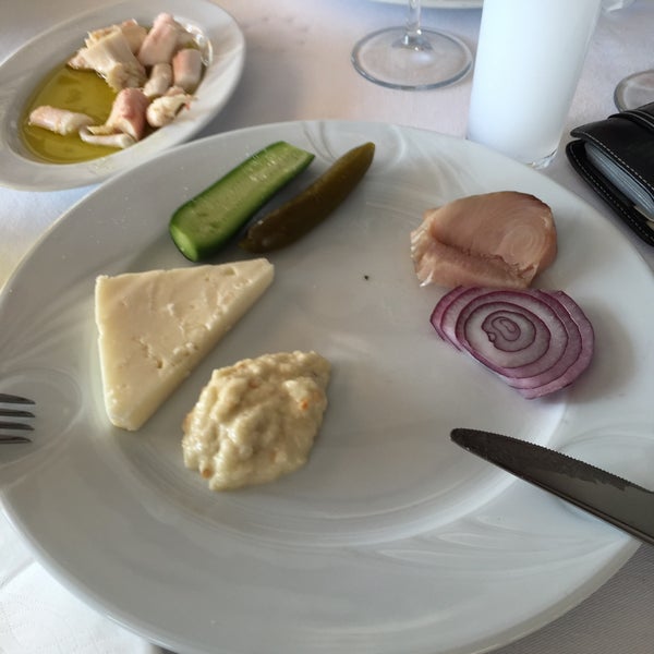 9/5/2015 tarihinde Tarkan S.ziyaretçi tarafından Çengelköy İskele Restaurant'de çekilen fotoğraf