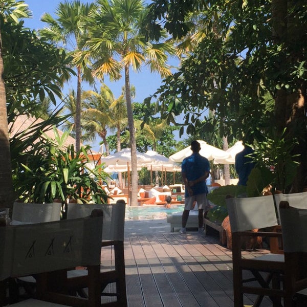 I am a huge Nikki beach fan, i went on a Sunday for brunch and some relaxing time it wasn't that busy .. but the vibe and music they played it was different than any other Nikki beach .. worth a visit