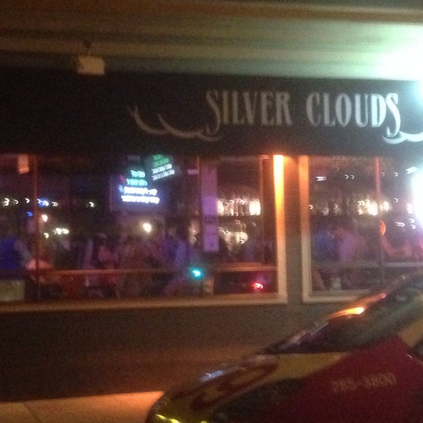 Foto tirada no(a) Silver Clouds por Dennis D. em 8/3/2014