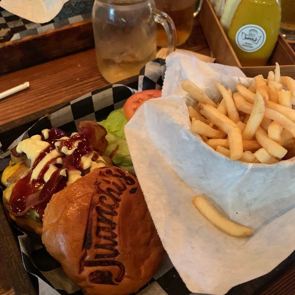 รูปภาพถ่ายที่ Juanchi&#39;s Burger โดย Thierry B. เมื่อ 7/27/2019