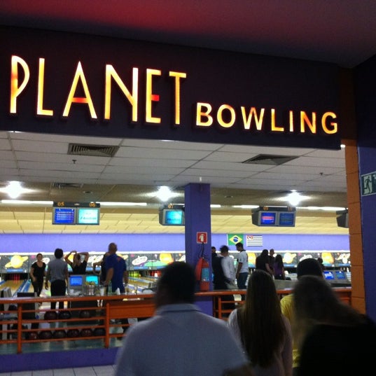 Das Foto wurde bei Planet Bowling von Felipe P. am 10/26/2012 aufgenommen