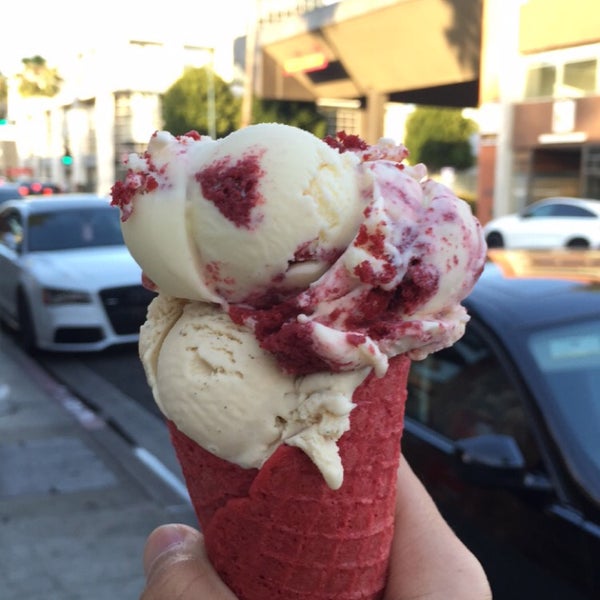 รูปภาพถ่ายที่ Sprinkles Beverly Hills Ice Cream โดย No More เมื่อ 6/4/2016