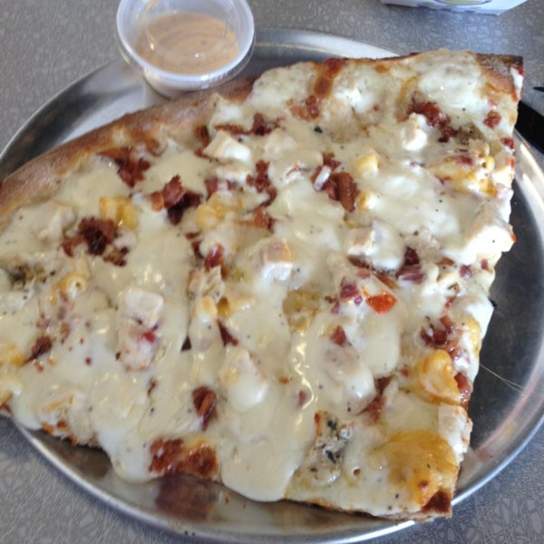 Снимок сделан в Lighthouse Pizza &amp; Fries пользователем Dylan B. 1/8/2013