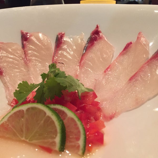 Снимок сделан в Tomo Japanese Restaurant пользователем Stacy M. 8/22/2015