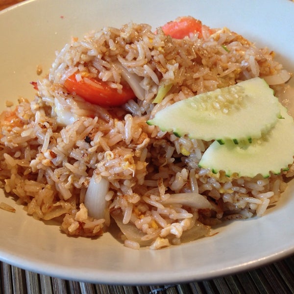 รูปภาพถ่ายที่ Siam Square Thai Cuisine โดย Stacy M. เมื่อ 9/5/2013