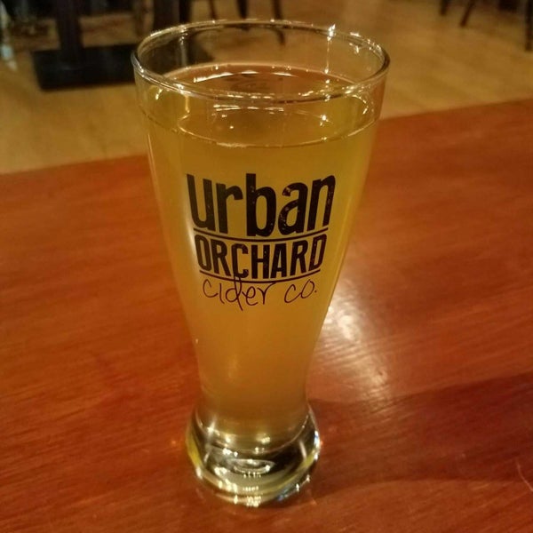 Photo taken at Urban Orchard Cider Co. by Javier G. on 11/12/2017