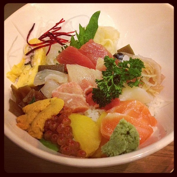 Foto tirada no(a) Toshi Sushi por Darin em 11/28/2012