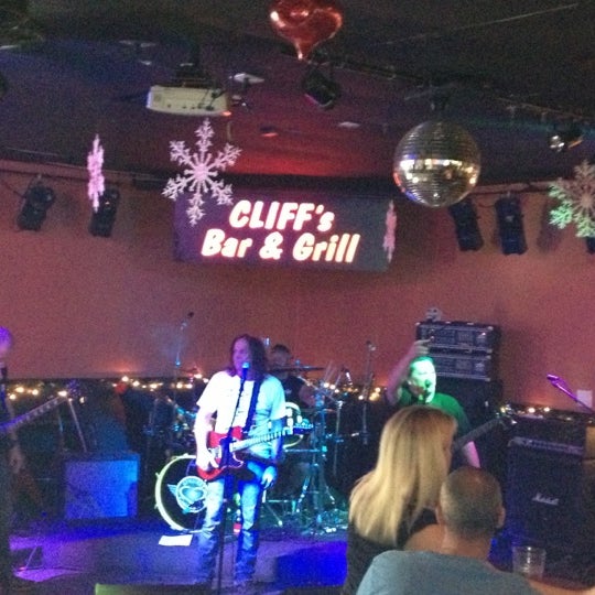 Foto diambil di Cliff&#39;s Bar And Grill oleh Kenny H. pada 12/15/2012