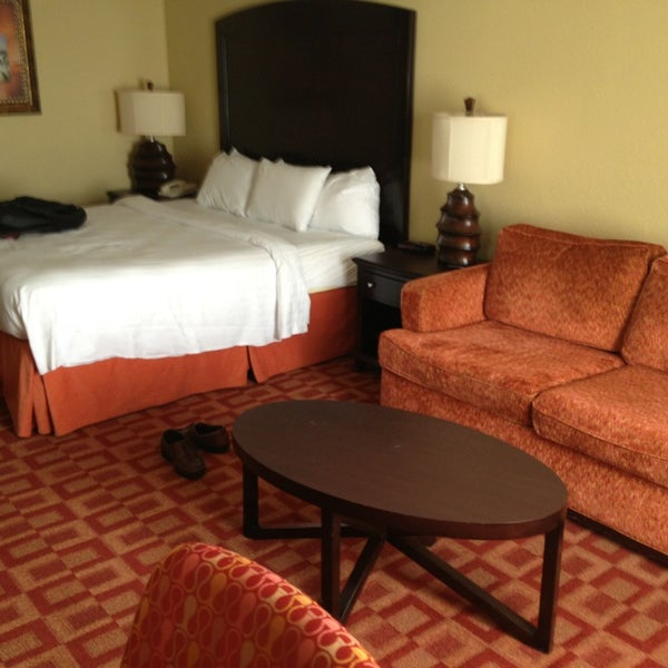 Foto tomada en Fairfield Inn &amp; Suites by Marriott Orlando Lake Buena Vista in the Marriott Village  por Kenny H. el 3/5/2013