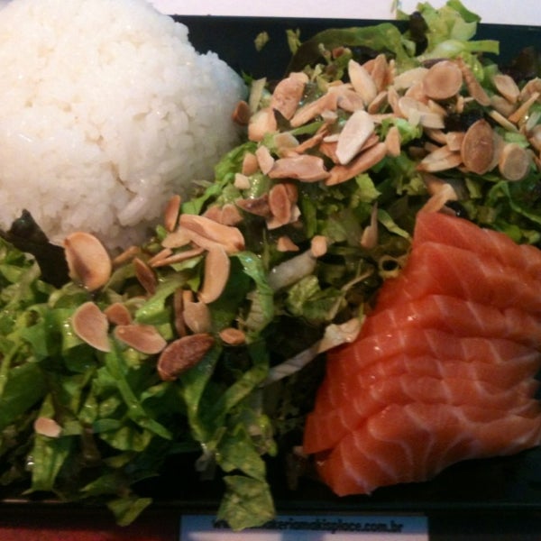Refeição com sashimi e salada é uma otima opção!