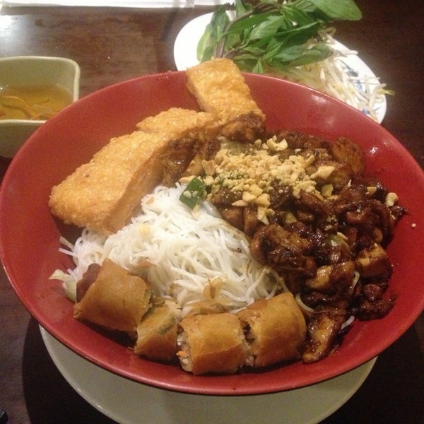 รูปภาพถ่ายที่ Blue Lotus Vietnamese Cuisine โดย Seanster Z. เมื่อ 3/1/2013