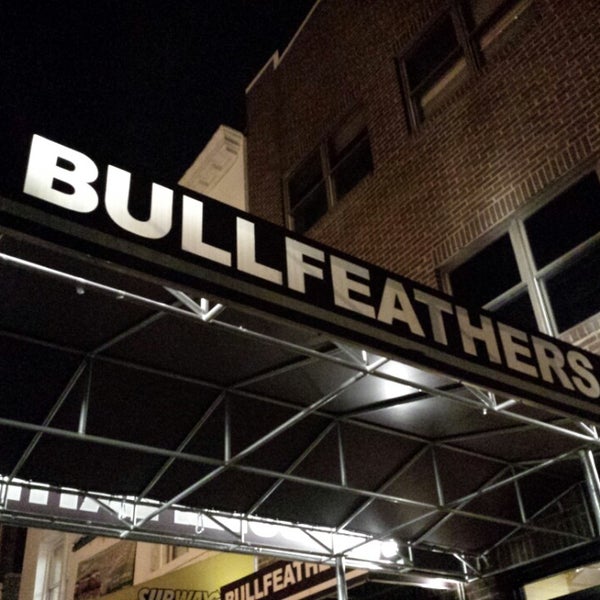 รูปภาพถ่ายที่ Bullfeathers โดย Gary T. เมื่อ 6/18/2013