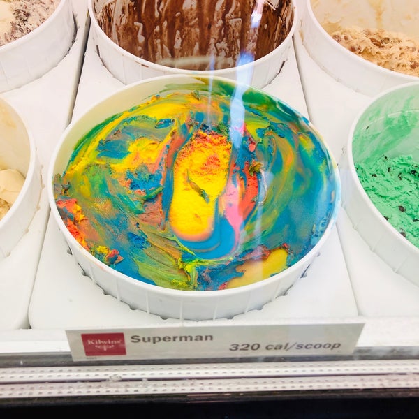 Photo taken at Kilwins Chocolates, Fudge &amp; Ice Cream by Erik🇺🇸 on 5/19/2019