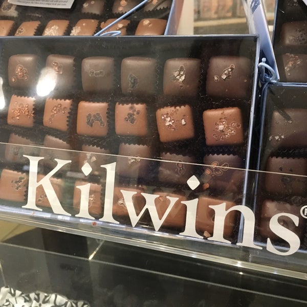 Das Foto wurde bei Kilwins Chocolates and Ice Cream von Erik🇺🇸 am 8/22/2016 aufgenommen