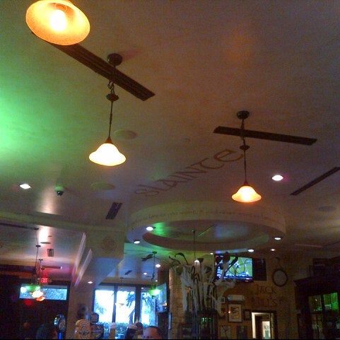 Photo taken at Slainte Irish Pub + Kitchen by Erik🇺🇸 on 10/29/2012