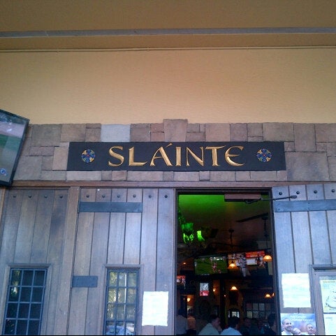 Foto diambil di Slainte Irish Pub + Kitchen oleh Erik🇺🇸 pada 2/22/2013