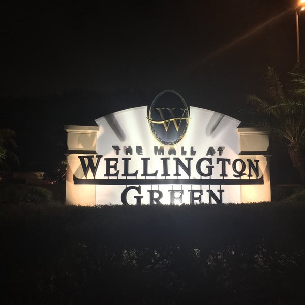 Foto tirada no(a) The Mall at Wellington Green por Erik🇺🇸 em 9/6/2016