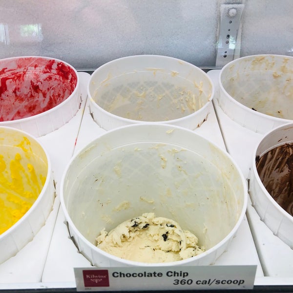 Das Foto wurde bei Kilwins Chocolates, Fudge &amp; Ice Cream von Erik🇺🇸 am 5/19/2019 aufgenommen