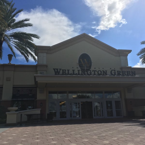 Foto tirada no(a) The Mall at Wellington Green por Erik🇺🇸 em 8/12/2016