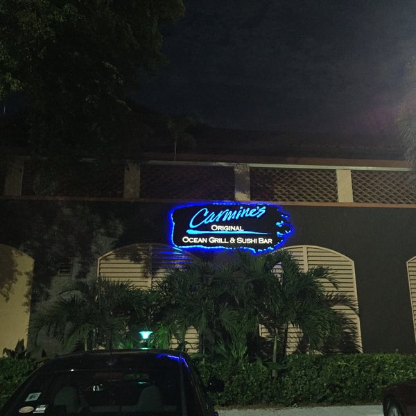 Foto tirada no(a) Carmine&#39;s Ocean Grill and Sushi Bar por Erik🇺🇸 em 10/25/2015
