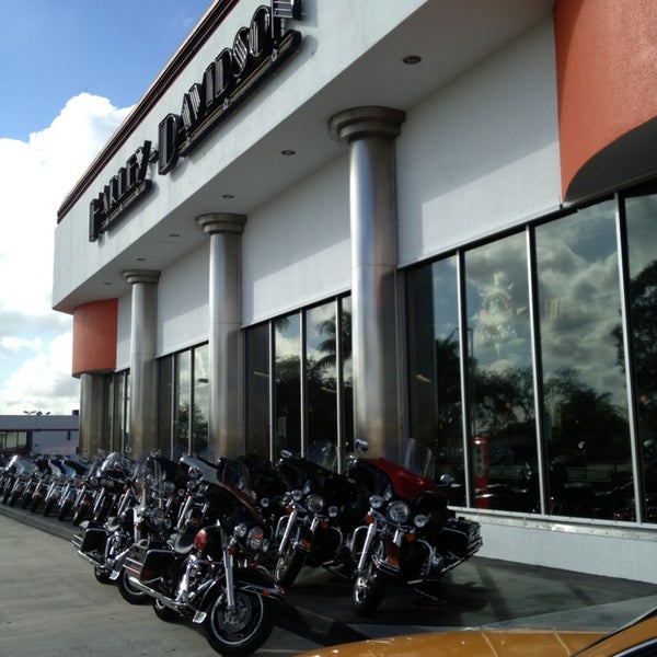 Foto tomada en Peterson&#39;s Harley-Davidson of Miami  por Evgeniya✂️ S. el 1/4/2013