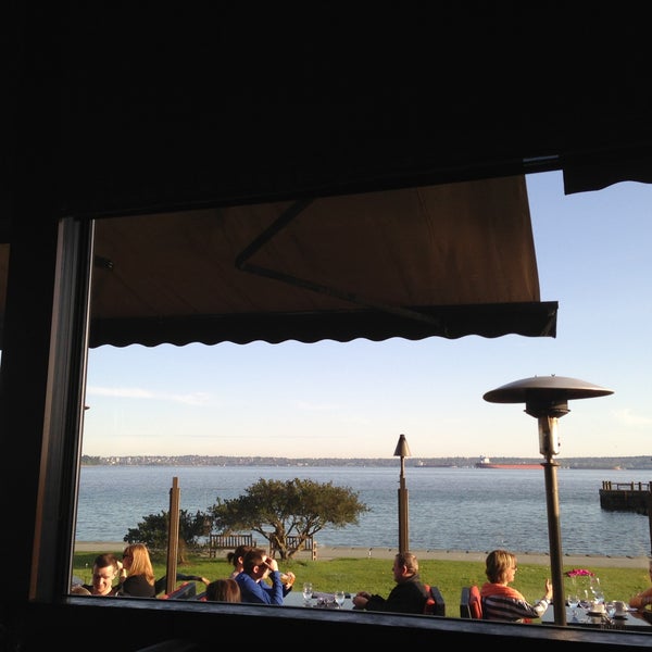 รูปภาพถ่ายที่ The Beachhouse Restaurant โดย Jazelle เมื่อ 4/25/2013