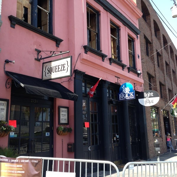 Photo prise au The Brick: Charleston&#39;s Favorite Tavern par 1Harold W. le4/7/2013