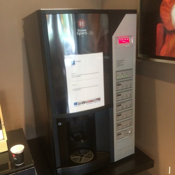 Справа от входа в отель стоит бесплатный☝🏻️ кофе автомат 😍