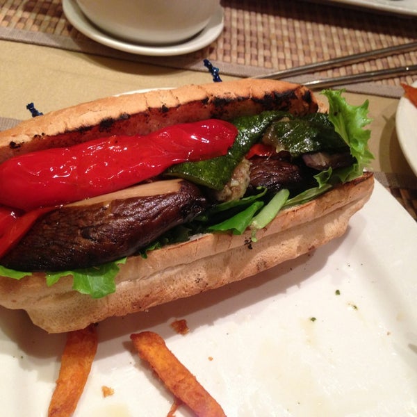 4/4/2013にDerekがGreen Earth Vegan Cuisineで撮った写真