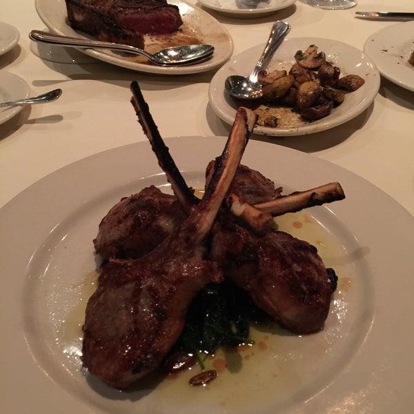 Foto scattata a Angus Club Steakhouse da Ron S. il 7/14/2015