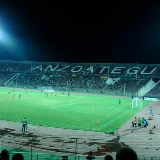 Photo taken at Estadio Olímpico Gral. José Antonio Anzoátegui by Jessie G. on 11/21/2012