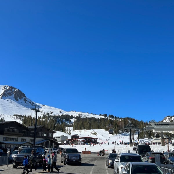 Photo taken at Mammoth Mountain Ski Resort by nic t. on 2/19/2022
