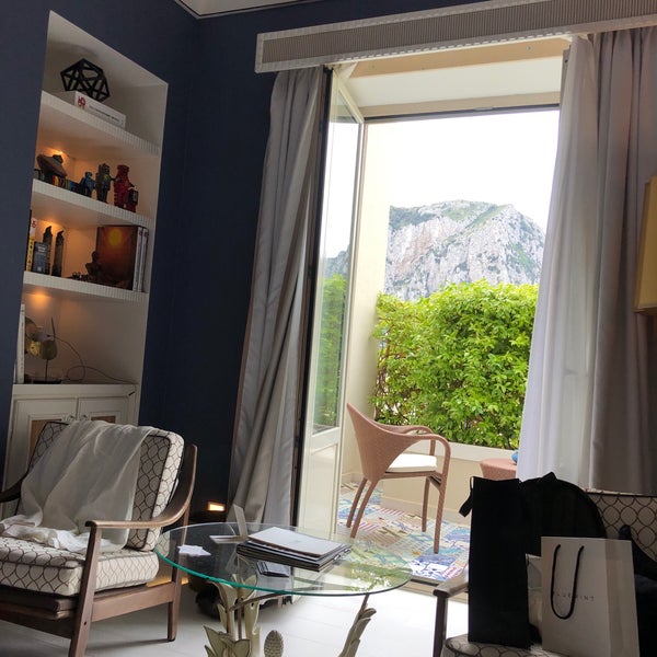 รูปภาพถ่ายที่ Capri Tiberio Palace โดย Siraj A. เมื่อ 5/1/2018